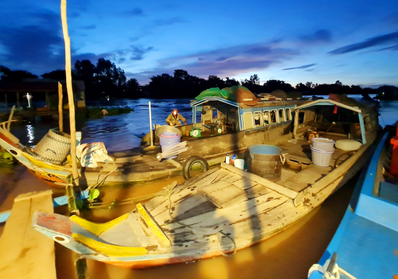 Cùng ngư dân đầu nguồn ra đồng dỡ dớn mang ra chợ cá Kinh Ruột bán -1