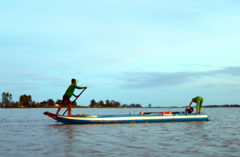 Cùng ngư dân đầu nguồn ra đồng dỡ lú mang cá ra chợ Kinh Ruột bán -0