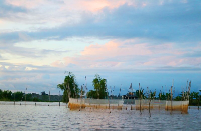 Cùng ngư dân đầu nguồn ra đồng dỡ lú mang cá ra chợ Kinh Ruột bán -1