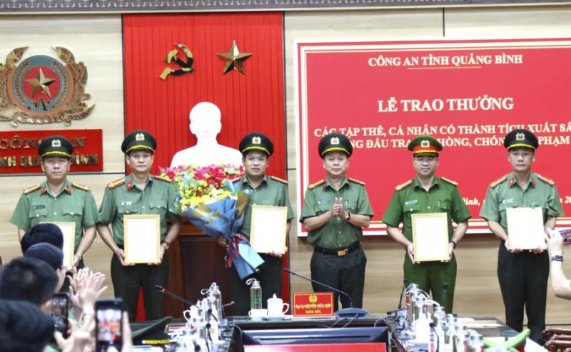 Bộ Công an khen thưởng đột xuất nhiều đơn vị Công an tỉnh Quảng Bình  -0