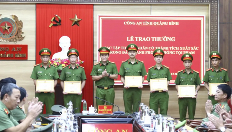 Bộ Công an khen thưởng đột xuất nhiều đơn vị Công an tỉnh Quảng Bình  -0