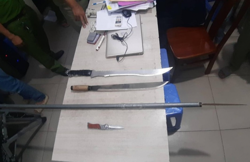 Ngăn chặn gần 30 đối tượng mang hung khí “diễu phố” tìm đối tượng giải quyết mâu thuẫn -0