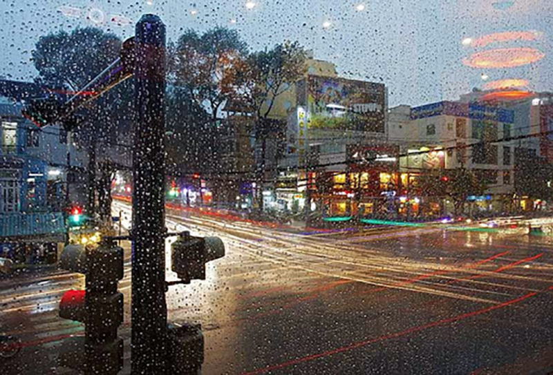 Miền Bắc ngày oi nóng, đêm mưa to; Nam Bộ mưa nắng đan xen -0