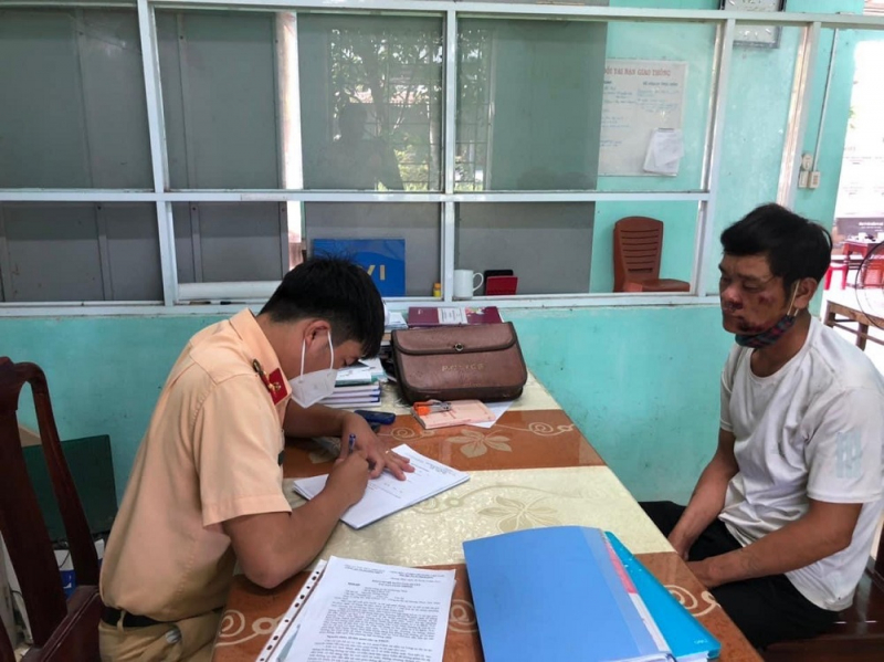 Đang đưa xe trộm cắp đi bán thì va chạm giao thông -0