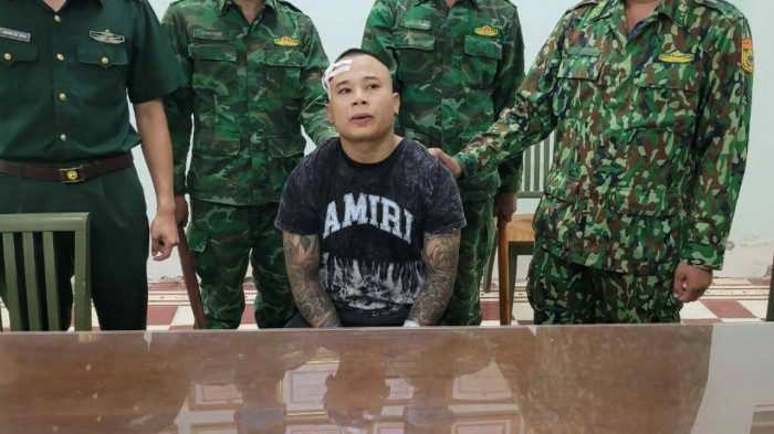 Bắt đối tượng mang 2 khẩu súng trong hành lý từ Campuchia về Việt Nam -0