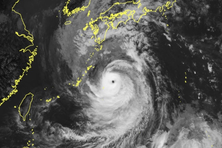 Nhật Bản hối thúc 2 triệu dân tìm nơi trú ẩn trước siêu bão Nanmadol -0