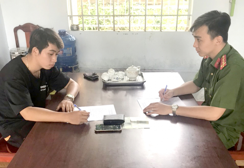 Bắt giữ 2 đối tượng tàng trữ, tiêu thụ 15 triệu đồng tiền giả -0