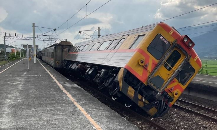 Nhà đổ sập, tàu trật bánh vì động đất ở Đài Loan -0