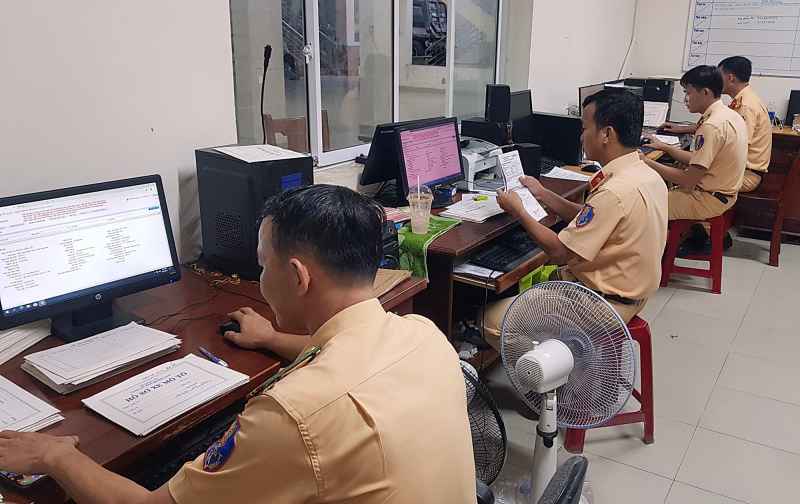 CSGT Quảng Nam “vượt nắng, thắng mưa” thực hiện “nhiệm vụ kép” -0