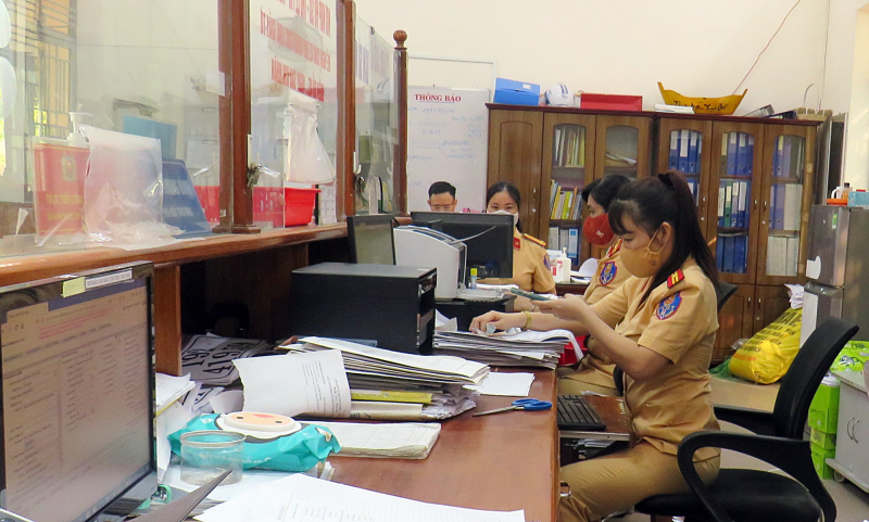 CSGT Quảng Nam “vượt nắng, thắng mưa” thực hiện “nhiệm vụ kép” -0