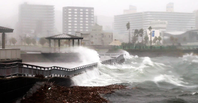 Siêu bão Nanmadol đổ bộ Nhật Bản gây mưa xối xả, nhiều người bị thương -1