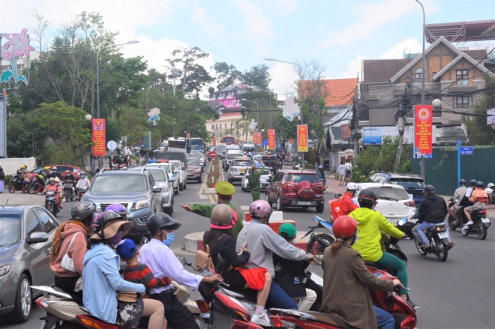 Quá tải, Đà Lạt cấm đỗ xe hàng loạt tuyến đường -0