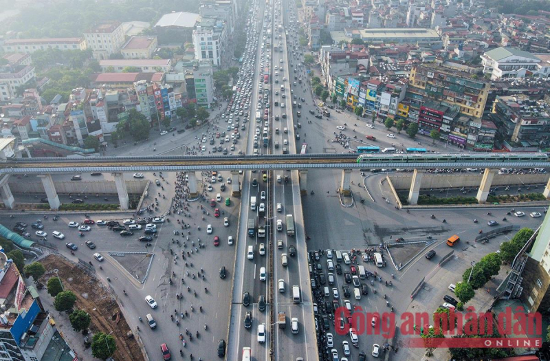 Nhiều lái xe đi vào làn khẩn cấp bị xử phạt và tước GPLX 3 tháng -0