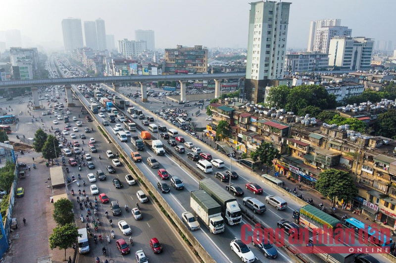 Nhiều lái xe đi vào làn khẩn cấp bị xử phạt và tước GPLX 3 tháng -0