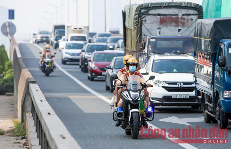 Nhiều lái xe đi vào làn khẩn cấp bị xử phạt và tước GPLX 3 tháng -0