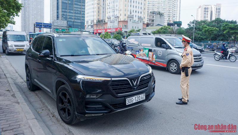 Nhiều lái xe đi vào làn khẩn cấp bị xử phạt và tước GPLX 3 tháng -0