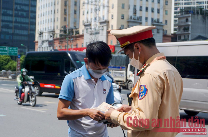 Nhiều lái xe đi vào làn khẩn cấp bị xử phạt và tước GPLX 3 tháng -0