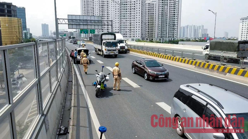 Nhiều lái xe đi vào làn khẩn cấp bị xử phạt và tước GPLX 3 tháng -0