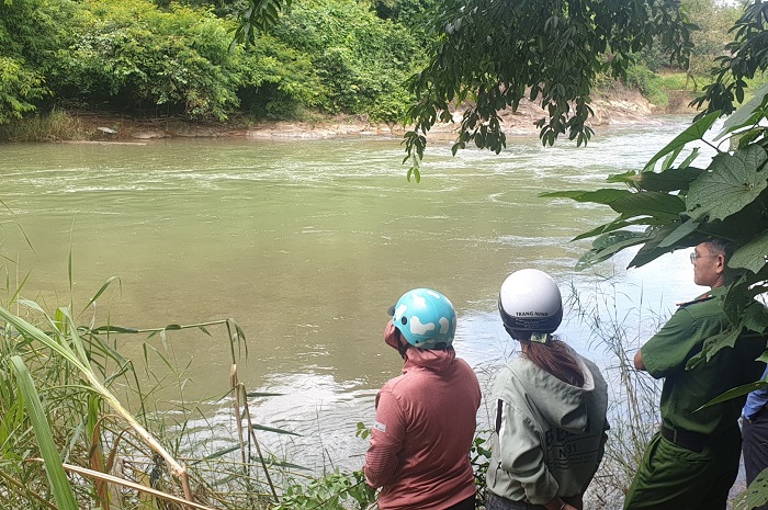 Vượt suối đi ăn cơm, một thợ xây bị nước cuốn trôi -0