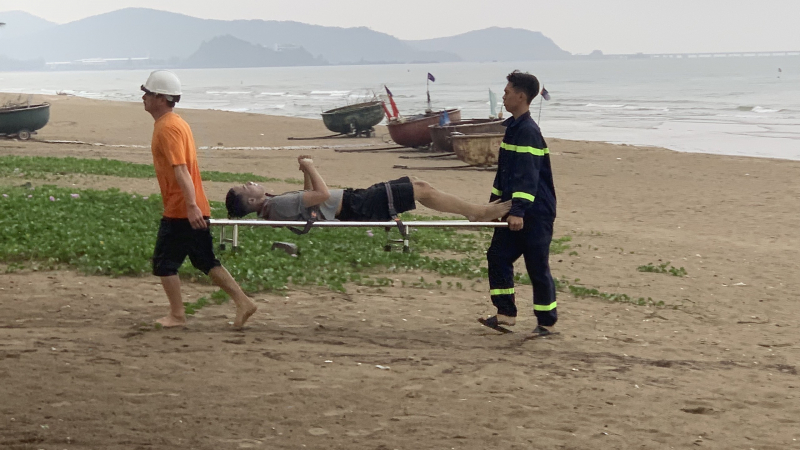 Nửa đêm 3 thanh niên chèo thuyền thúng ra biển chơi, một người tử nạn -0