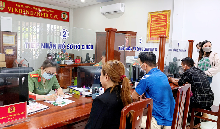 Công an Bạc Liêu hoàn thành cao điểm 90 ngày đêm cấp hộ chiếu -0