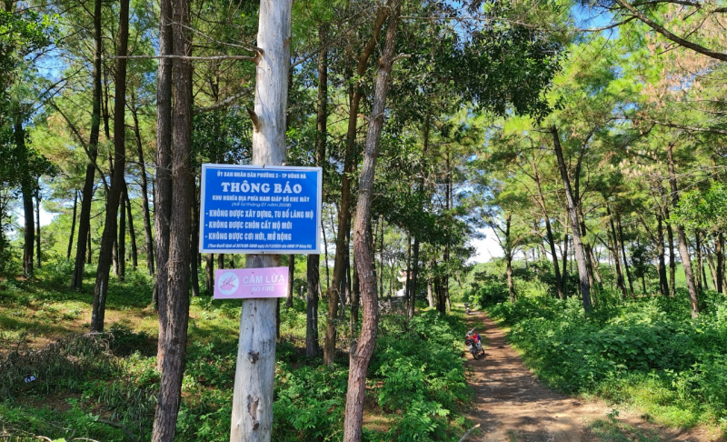 Tấm biển thông báo cấm xây dựng trong rừng hồ Khe Mây.