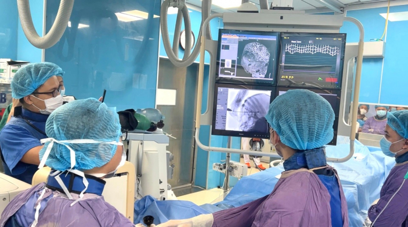 Lấy dị vật nằm sâu trong mắt cho nam sinh bị chấn thương nặng sau TNGT -0