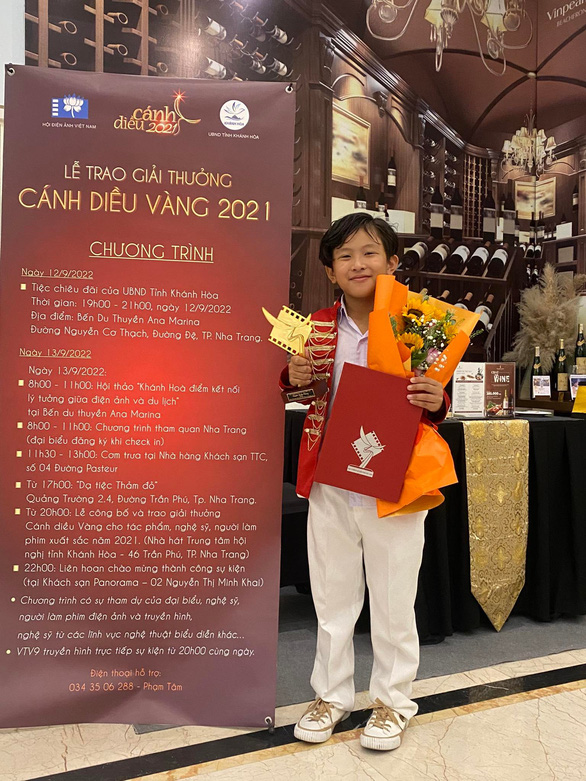 diễn viên nhí lại trường phú nhận giải cánh diều hạng mục nam diễn viên chính xuất sắc phim truyện điện ảnh cho vai diễn đầu tay.jpg -0
