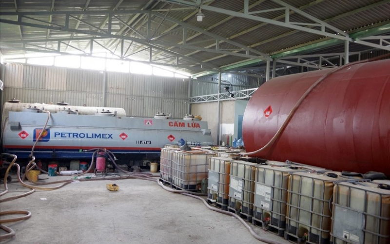 Nhiều người có quyền lợi liên quan vắng mặt tại phiên xét xử nhóm sản xuất xăng giả -0