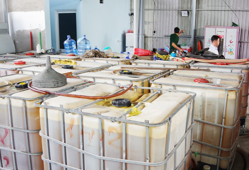 Nhiều người có quyền lợi liên quan vắng mặt tại phiên xét xử nhóm sản xuất xăng giả -1