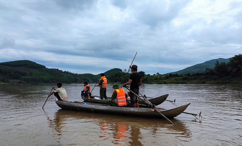 Tìm kiếm cháu bé chăn trâu nghi bị đuối nước dưới sông Trà -0
