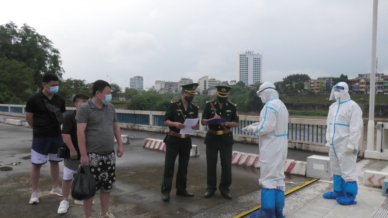 Trao trả 3 đối tượng cho lực lượng chức năng Trung Quốc -0