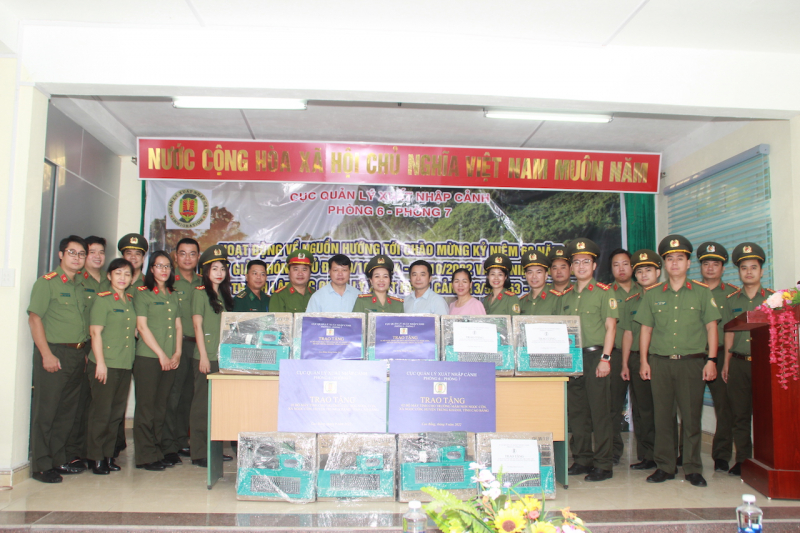 Cục Quản lý xuất nhập cảnh tổ chức hoạt động về nguồn và xã hội từ thiện tại tỉnh Cao Bằng.  -0