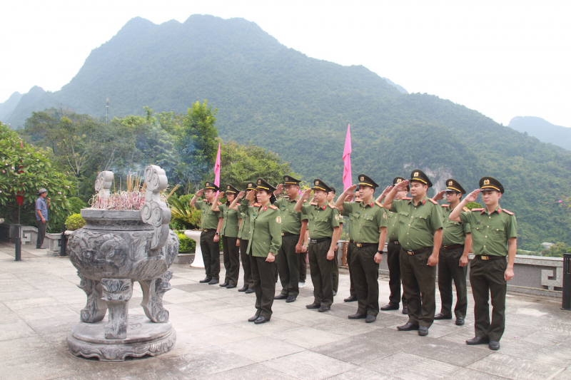 Cục Quản lý xuất nhập cảnh dâng hương, dâng hoa tại Khu di tích Quốc gia đặc biệt Pác Bó -0