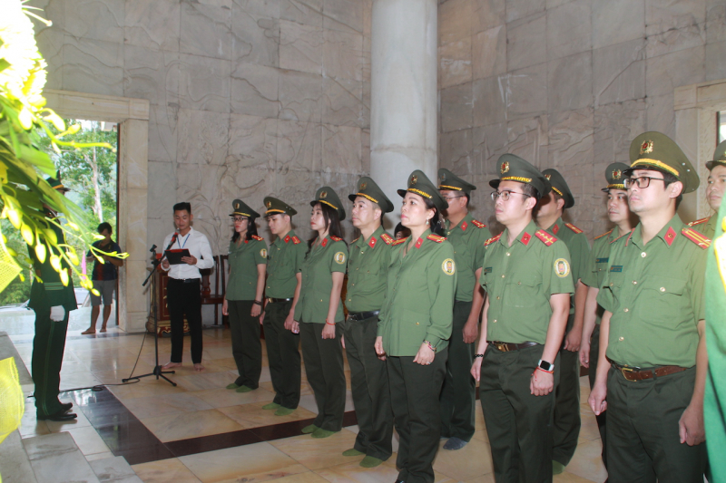 Cục Quản lý xuất nhập cảnh dâng hương, dâng hoa tại Khu di tích Quốc gia đặc biệt Pác Bó -1