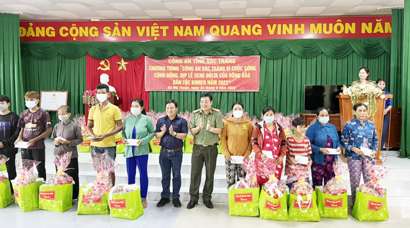 Công an tỉnh Sóc Trăng tặng quà đồng bào Khmer nhân lễ Sene Đolta -2