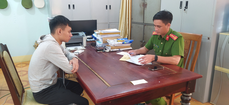         Công an xã vận động đối tượng trốn nã ra đầu thú -0