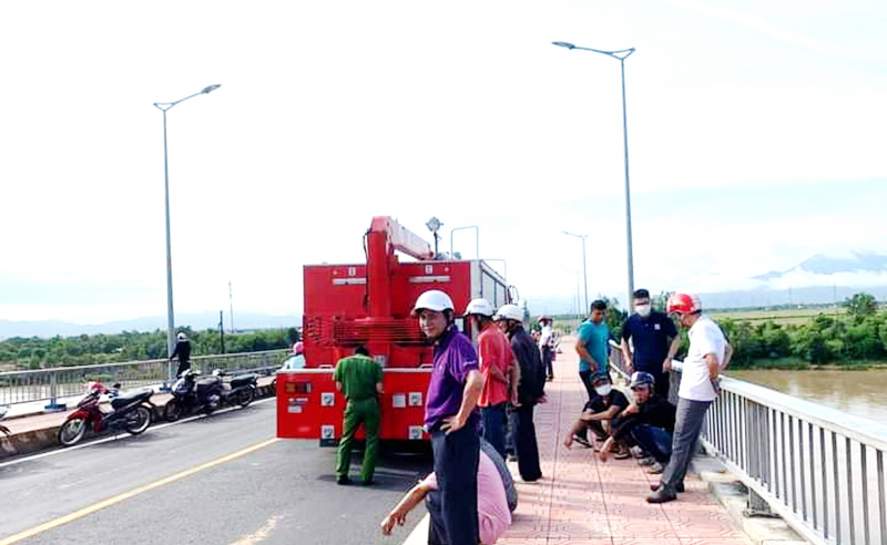 Truy tìm dấu tích người bỏ xe máy trên cầu Dinh Ông lúc nửa đêm -0