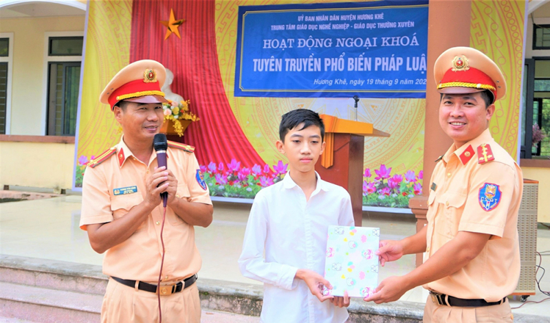 Đến trường học phổ biến kiến thức pháp luật -0