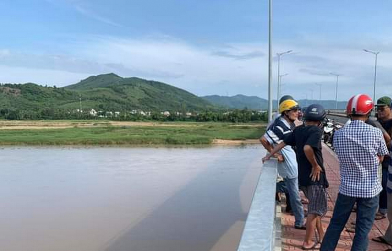 Tìm thấy thi thể người bỏ xe máy trên cầu Dinh Ông lúc nửa đêm -0