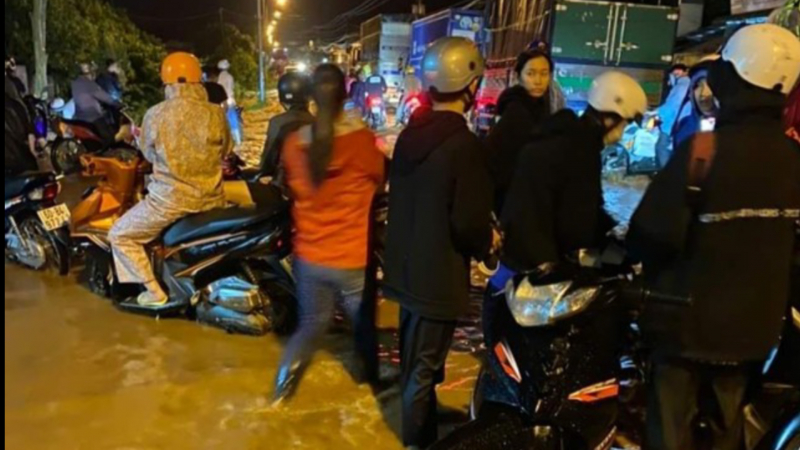Nạn nhân bị nước cuốn trôi đã thoát nạn trở về nhà -0