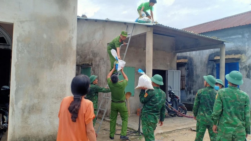 Bám sát địa bàn, tích cực giúp dân ứng phó bão số 4 -0