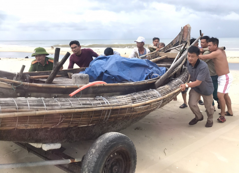 Bám sát địa bàn, tích cực giúp dân ứng phó bão số 4 -2