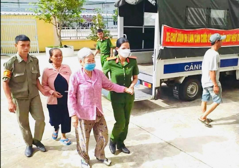 Vượt núi rừng làm thủ tục cấp căn cước cho đồng bào  -0