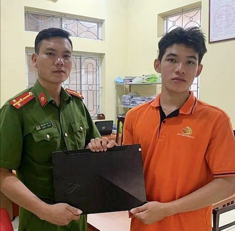 Chàng sinh viên cảm động trước sự tử tế của bà chủ cửa hàng tạp hóa -0