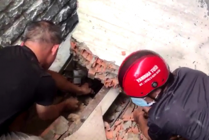 Giải cứu công nhân bị bức tường lớn đổ sập chôn vùi -0