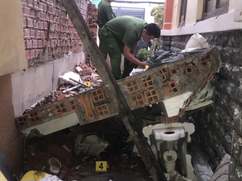 Giải cứu công nhân bị bức tường lớn đổ sập chôn vùi -3
