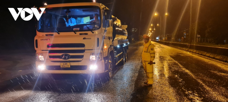 Trực tiếp: Nhiều nơi bắt đầu mưa to, nhà cửa tốc mái, cây xanh gãy đổ -0