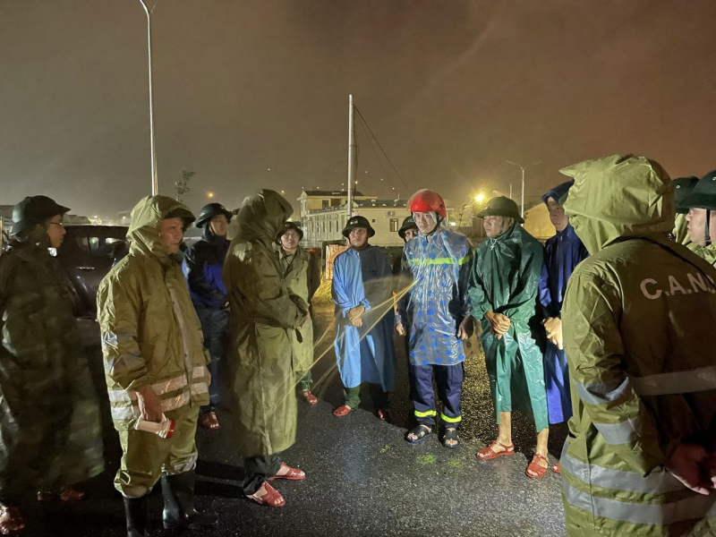 Công an Đà Nẵng trắng đêm giúp người dân vượt tâm bão số 4  -0