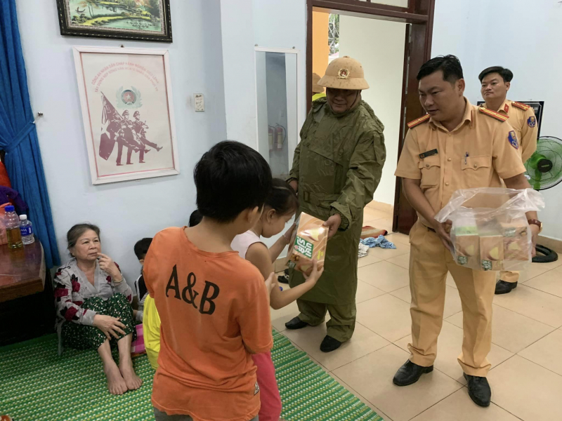 Công an Đà Nẵng trắng đêm giúp người dân vượt tâm bão số 4  -1